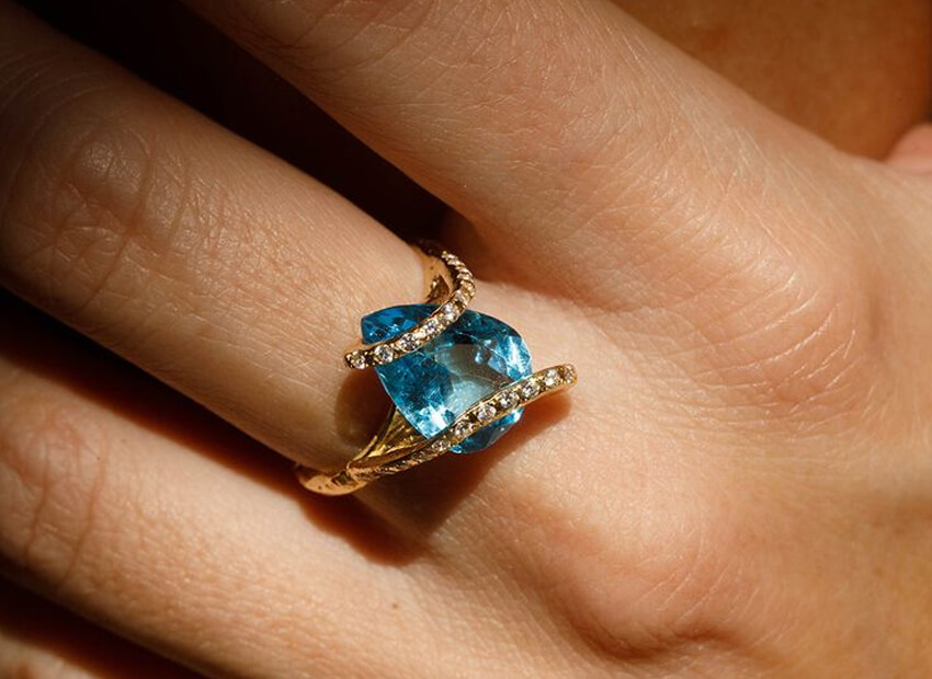 blue-topaz-birthstone-meaning